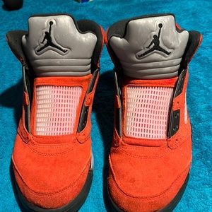 Jordan 5s red bull comes with white laces